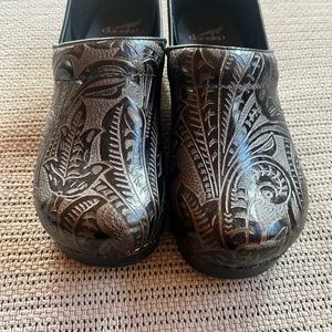 Dansko Professional Brown Tooled Floral Stamp Leather Clogs EU Size 40 US 9.